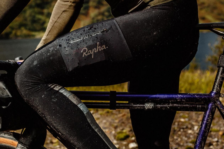 Rapha エクスプロアシリーズ 太腿と背中部分にポケットを設けた