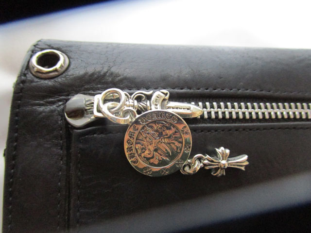 クロムハーツ ウェーブウォレット のファスナー引き手パーツ重ね付け