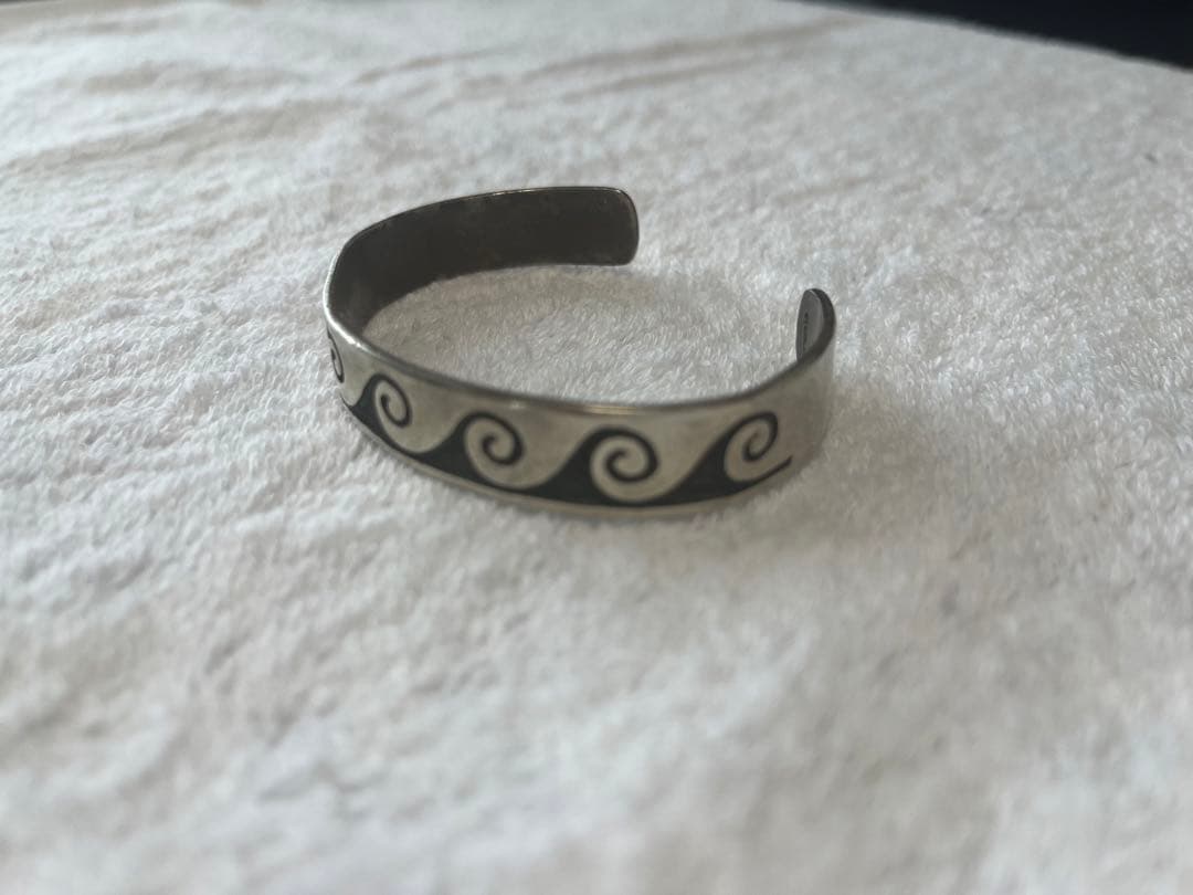 インディアンジュエリー　ホピ族　波柄バングル ホピ族 Raymond Kyasyousie レイモンド キョセオウスィー作 バングルが