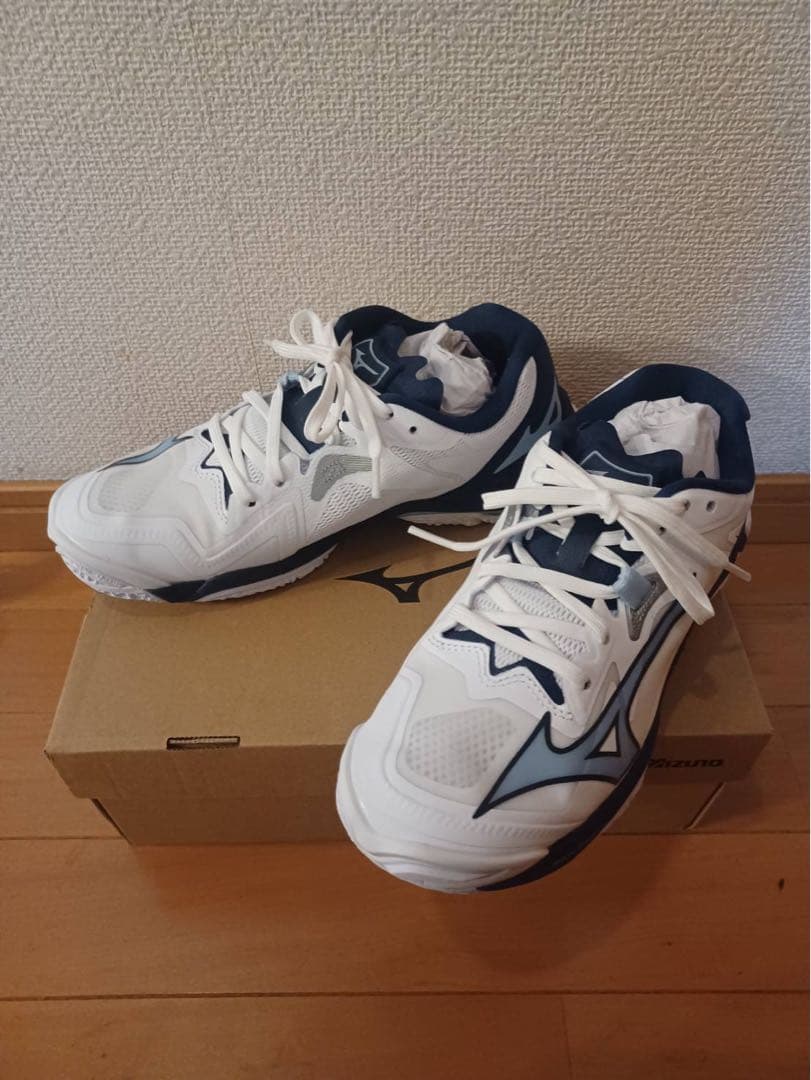 試着のみMizuno ウェーブライトニング Z8 24.0cm ホワイトNV