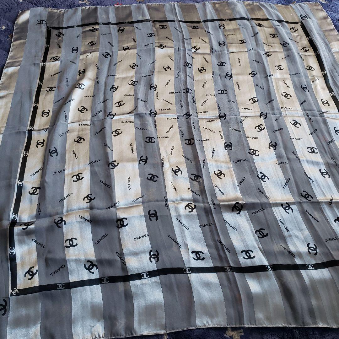 CHANEL シルクスカーフ グレー・シルバー CHANEL】シャネル シルクスカーフ 31-RUE CAMBON-PARIS 31 リュ